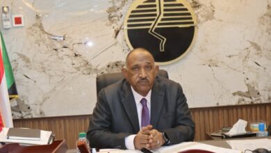 كشف د محي الدين نعيم محمد سعيد وزير الطاقة والنفط في حوار معه أن هناك حاجة ماسة لتطوير قطاع الكهرباء في السودان وذلك بعد الأضرار التي لحقت به بسبب الحرب. وأضاف د نعيم أن الشركة الصينية سي إم أي سي التي ستقوم بهذا العمل هي شركة مؤهلة ولها تجارب عديدة في السودان حيث ستشرع في تأهيل محطة الفولة وسيتم تشغيلها عبر الغاز المصاحب لتغطي كل ولايات دارفور وقال أن الأولوية في العمل ستكون في مناطق الإنتاج الزراعي والتعديني وقال أن الشركة الصينية ستعمل أيضاً على تأهيل خطوط نقل الكهرباء التي تدمرت بسبب الحرب. وأشار وزير الطاقة والنفط إلى الخبرة الواسعة للشركة الصينية في مجال الطاقة الشمسية مبيناً أن هناك مساعي لتشغيل محطة ام دباكر بصورة افضل الأمر الذي يساعد في ديمومة الإمداد الكهربائي. واوضح وزير الطاقة والنفط ان إنتاج البترول في السودان قبل الحرب في مارس ٢٠٢٣ كان حوالي ٣٨ الف برميل يومي و في يناير ٢٠٢٣ كان ٤٤ الف برميل يوميا أما بعد الحرب تدنى الانتاج الي حوالي 18 الف برميل في اليوم. اذا خرجت المصفاة كليا عن الخدمة بسبب دحر المليشيا وقال ان استهلاك الوقود بعد الحرب انخفض الي حوالي 50% وأصبح الاستهلاك حوالي (3.200.000) ثلاثة مليون ومئتان الف طن في العام عوضاً عن 6 مليون طن في العام و هذا هو الاستهلاك الكلي للسودان من المحروقات في السابق؛ ولم يكن هذا بسبب النزوح من ولاية الخرطوم لظروف الحرب بل منذ فترة طويلة يوجد استقرار في الوقود يعود الي ما قبل الحرب وذلك بفضل الاتجاه لتحرير أسعار الوقود ورفع الدعم والبيع بسعر التكلفة مما أدى الي توقف الصفوف والأزمة في المحروقات لسببين هما ترشيد الاستهلاك نسبة لارتفاع الأسعار والبيع بالتكلفة الحقيقية ، وتوقف التخزين وتهريب الوقود الي خارج البلاد مضيفا ان كل ذلك ادى الي تقليل الاستهلاك. وقال ان تغطية كل حاجة البلاد من المنتجات النفطية في الوقت الحالي تتم عبر الاستيراد الحر و أشار إلى ان مصفاة الخرطوم كانت تقوم بتوفير حوالي 40% من حاجة السودان الا انها متوقفه هذه الايام بسبب الحرب.