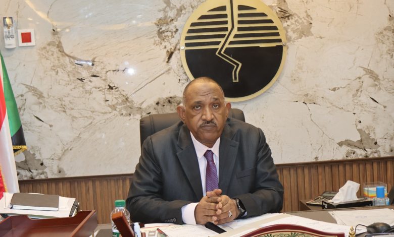 كشف د محي الدين نعيم محمد سعيد وزير الطاقة والنفط في حوار معه أن هناك حاجة ماسة لتطوير قطاع الكهرباء في السودان وذلك بعد الأضرار التي لحقت به بسبب الحرب. وأضاف د نعيم أن الشركة الصينية سي إم أي سي التي ستقوم بهذا العمل هي شركة مؤهلة ولها تجارب عديدة في السودان حيث ستشرع في تأهيل محطة الفولة وسيتم تشغيلها عبر الغاز المصاحب لتغطي كل ولايات دارفور وقال أن الأولوية في العمل ستكون في مناطق الإنتاج الزراعي والتعديني وقال أن الشركة الصينية ستعمل أيضاً على تأهيل خطوط نقل الكهرباء التي تدمرت بسبب الحرب. وأشار وزير الطاقة والنفط إلى الخبرة الواسعة للشركة الصينية في مجال الطاقة الشمسية مبيناً أن هناك مساعي لتشغيل محطة ام دباكر بصورة افضل الأمر الذي يساعد في ديمومة الإمداد الكهربائي. واوضح وزير الطاقة والنفط ان إنتاج البترول في السودان قبل الحرب في مارس ٢٠٢٣ كان حوالي ٣٨ الف برميل يومي و في يناير ٢٠٢٣ كان ٤٤ الف برميل يوميا أما بعد الحرب تدنى الانتاج الي حوالي 18 الف برميل في اليوم. اذا خرجت المصفاة كليا عن الخدمة بسبب دحر المليشيا وقال ان استهلاك الوقود بعد الحرب انخفض الي حوالي 50% وأصبح الاستهلاك حوالي (3.200.000) ثلاثة مليون ومئتان الف طن في العام عوضاً عن 6 مليون طن في العام و هذا هو الاستهلاك الكلي للسودان من المحروقات في السابق؛ ولم يكن هذا بسبب النزوح من ولاية الخرطوم لظروف الحرب بل منذ فترة طويلة يوجد استقرار في الوقود يعود الي ما قبل الحرب وذلك بفضل الاتجاه لتحرير أسعار الوقود ورفع الدعم والبيع بسعر التكلفة مما أدى الي توقف الصفوف والأزمة في المحروقات لسببين هما ترشيد الاستهلاك نسبة لارتفاع الأسعار والبيع بالتكلفة الحقيقية ، وتوقف التخزين وتهريب الوقود الي خارج البلاد مضيفا ان كل ذلك ادى الي تقليل الاستهلاك. وقال ان تغطية كل حاجة البلاد من المنتجات النفطية في الوقت الحالي تتم عبر الاستيراد الحر و أشار إلى ان مصفاة الخرطوم كانت تقوم بتوفير حوالي 40% من حاجة السودان الا انها متوقفه هذه الايام بسبب الحرب.